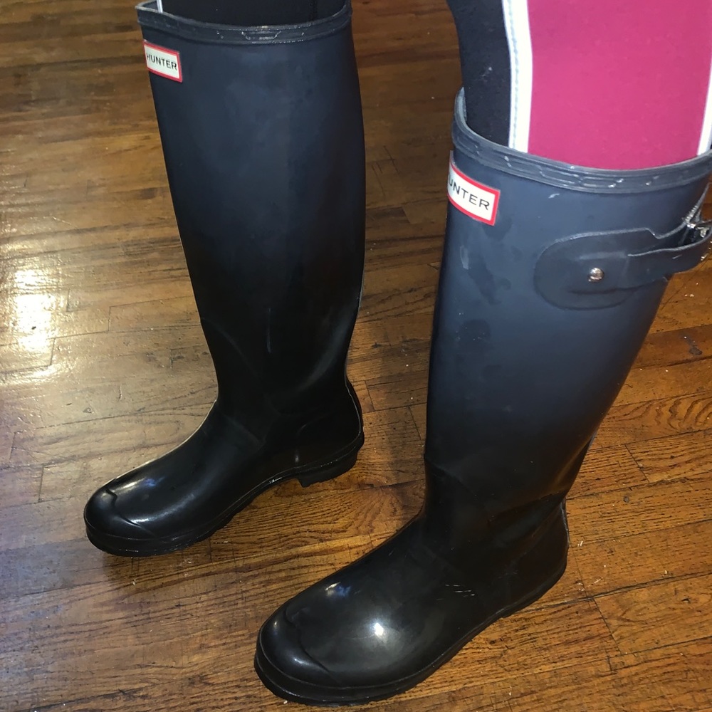 Women tall navy blue hunter rain boots.